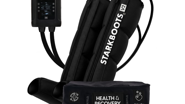 Originalproduktaufnahme der STARKBOOTS V2 mit zwei Beinmanschetten, angeschlossenem Smart Monitor und Tragetasche.