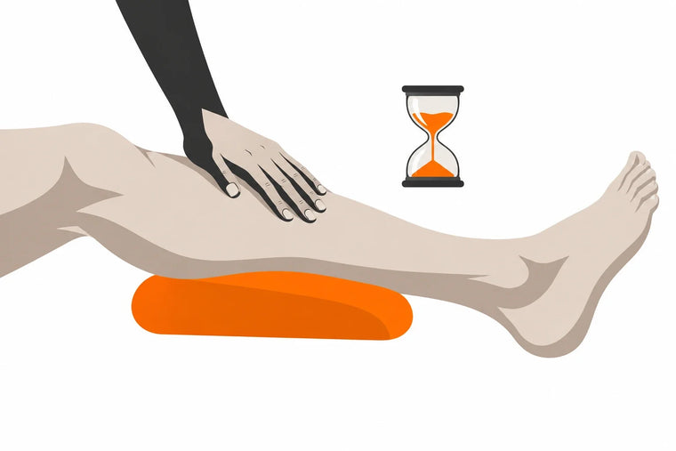 Illustration einer locker auf einer Wade liegenden Hand mit einer kleinen unbeschrifteten Sanduhr als Zeitmotiv.