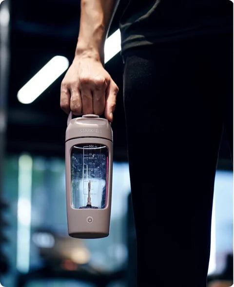 STARKSHAKE wird am Tragegriff im Fitnessstudio gehalten