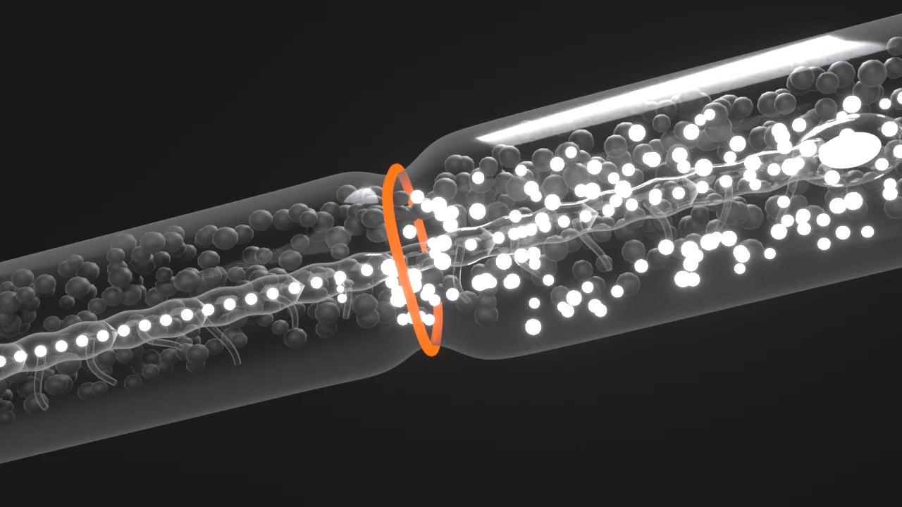 Durchscheinendes Gewebe mit Flüssigkeitströpfchen, feinen Lymphgefäßen und einem Lymphgefäß mit Klappen. Ein oranger Druckring wandert vom Fuß Richtung Herz, hinter ihm ist das Gewebe frei von Tröpfchen und die Lymphe fließt zum Lymphknoten.